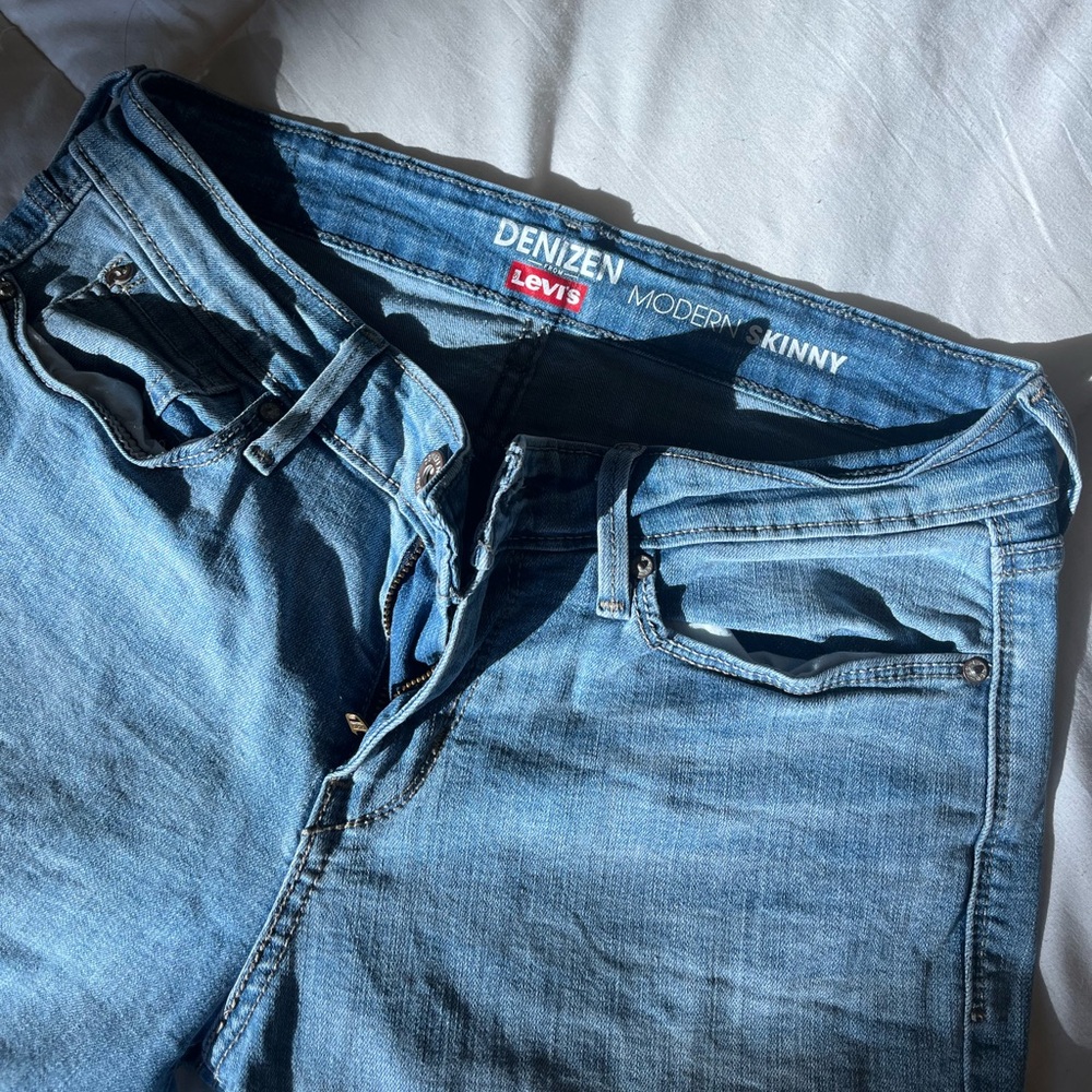 Women’s (size 0) Levi Jeans